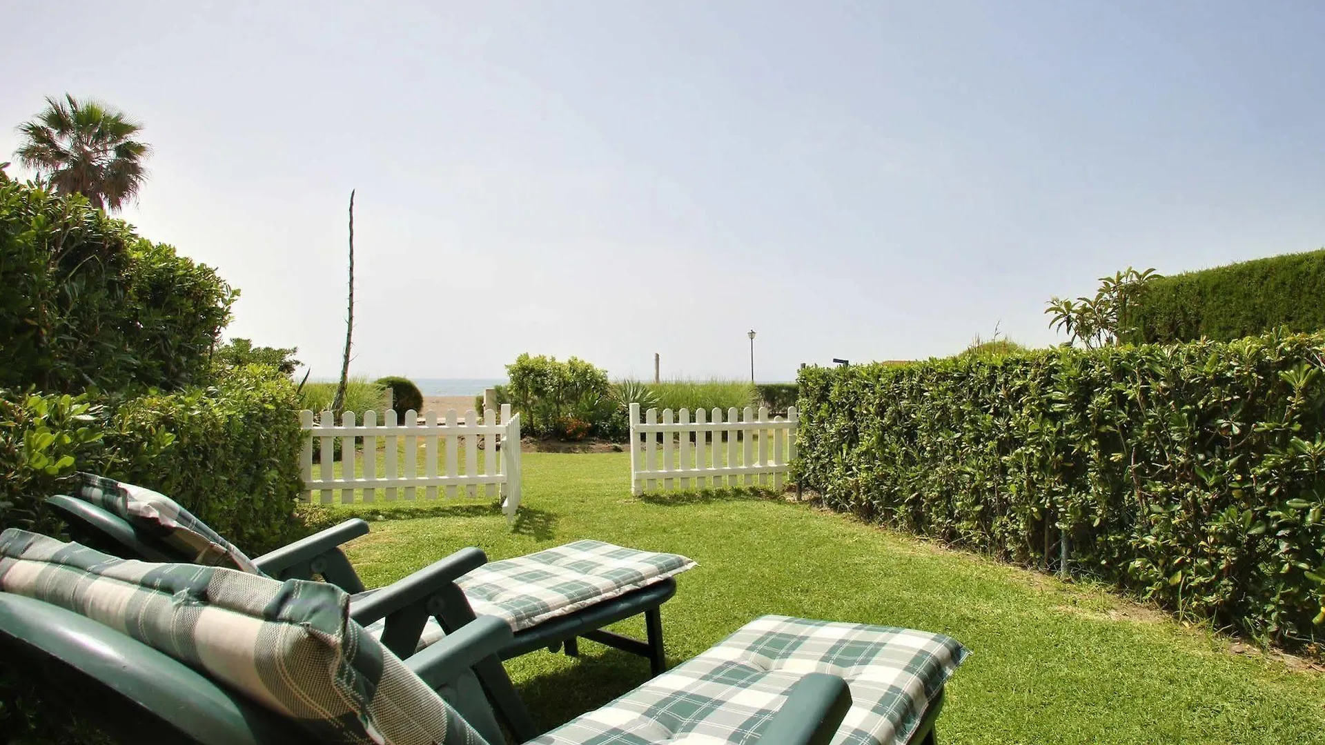 Your Vacation Retreat Right On The Beach Casares Hébergement de vacances