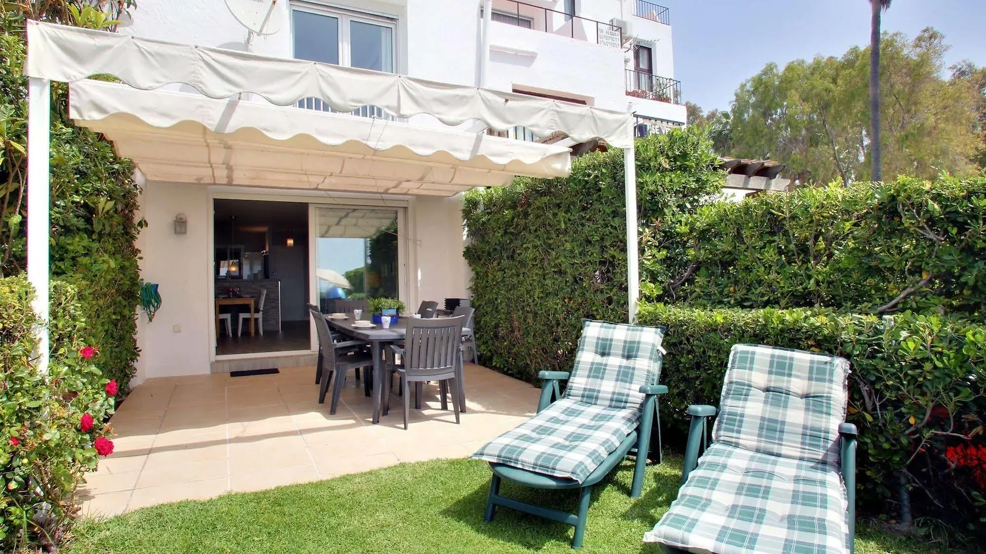 Your Vacation Retreat Right On The Beach Casares Hébergement de vacances